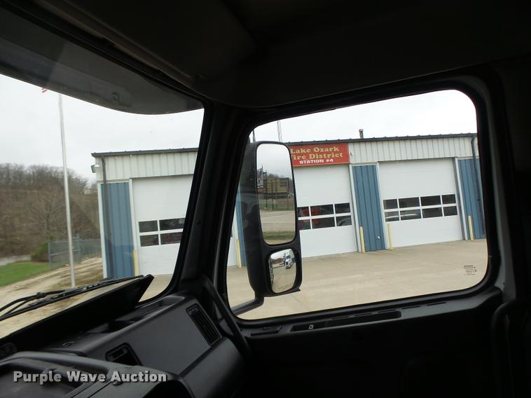 image for item DB1302 2001 Volvo VNL semi truck