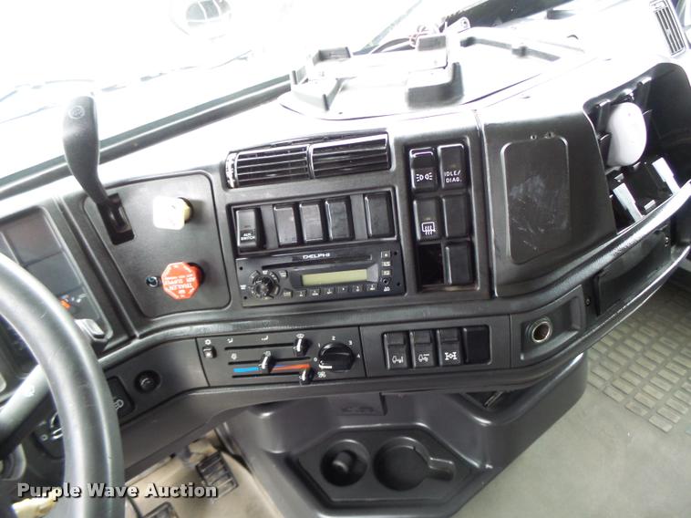 image for item DB1302 2001 Volvo VNL semi truck