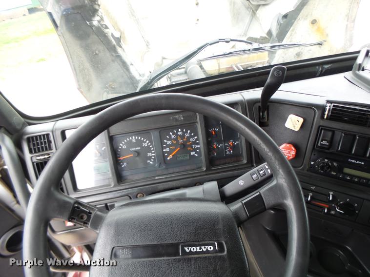 image for item DB1302 2001 Volvo VNL semi truck