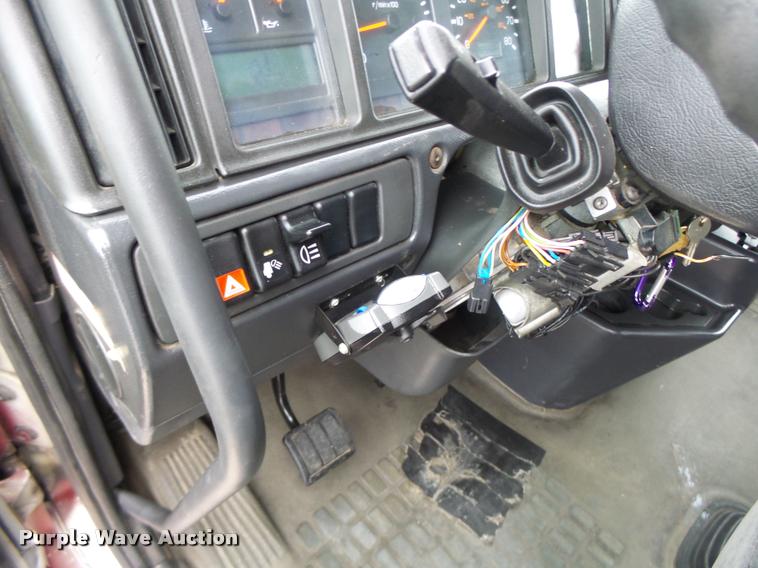 image for item DB1302 2001 Volvo VNL semi truck