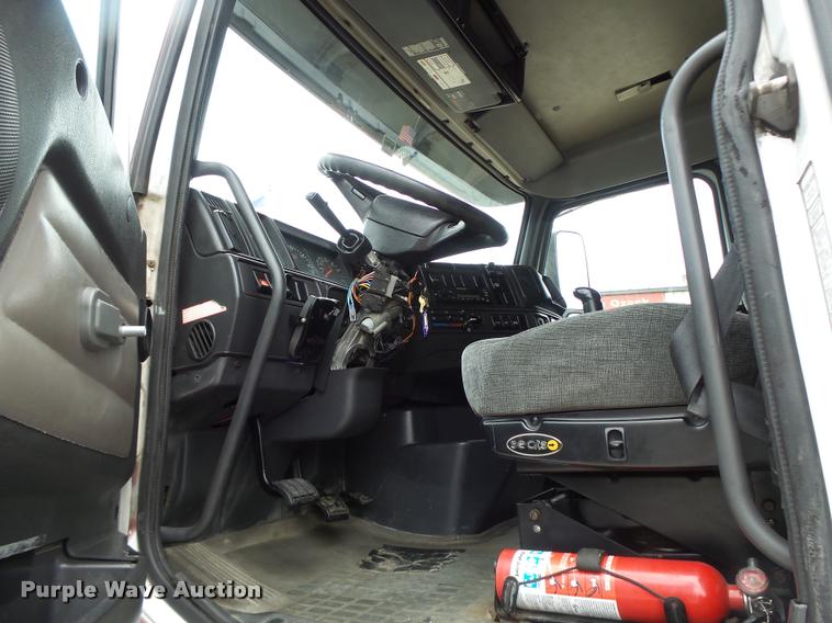 image for item DB1302 2001 Volvo VNL semi truck