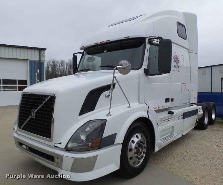 image for item DB1303 2006 Volvo VNL semi truck