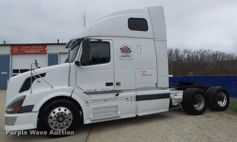 image for item DB1303 2006 Volvo VNL semi truck