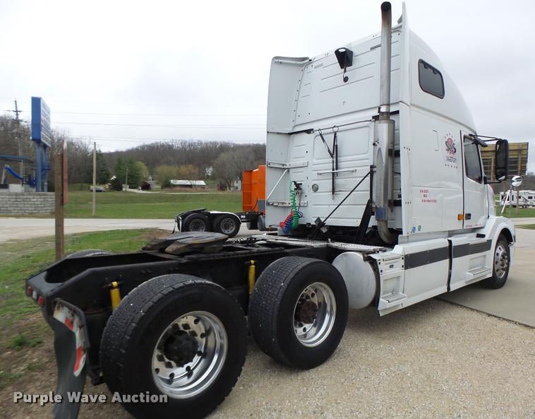 image for item DB1303 2006 Volvo VNL semi truck