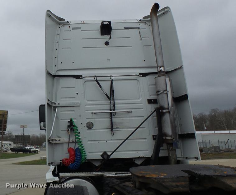 image for item DB1303 2006 Volvo VNL semi truck