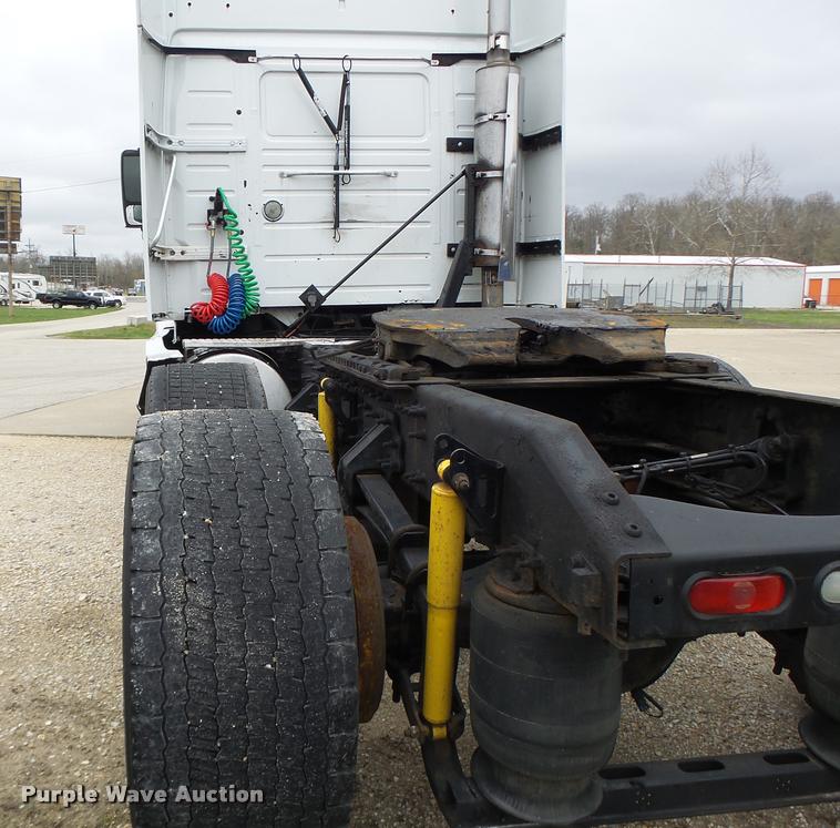 image for item DB1303 2006 Volvo VNL semi truck