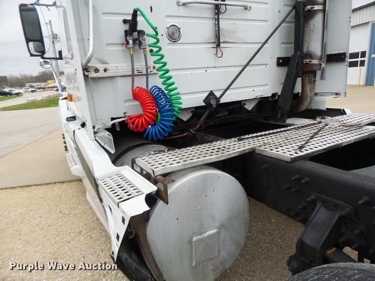 image for item DB1303 2006 Volvo VNL semi truck