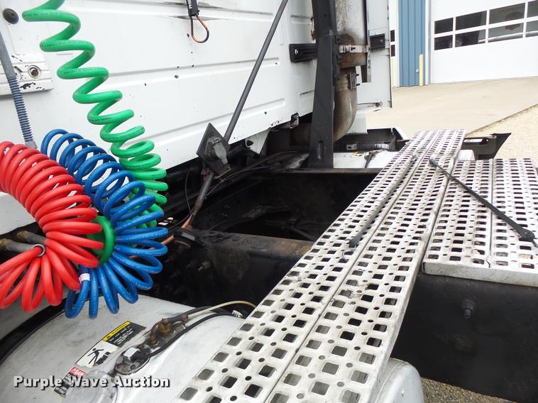 image for item DB1303 2006 Volvo VNL semi truck