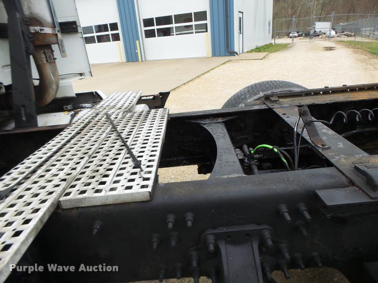 image for item DB1303 2006 Volvo VNL semi truck