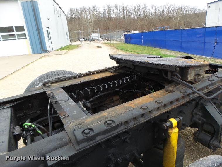 image for item DB1303 2006 Volvo VNL semi truck