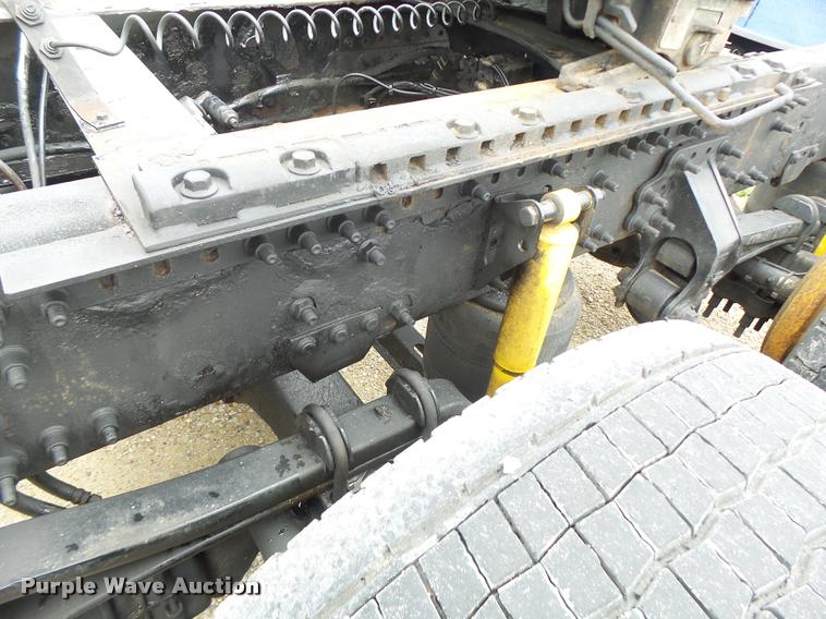 image for item DB1303 2006 Volvo VNL semi truck