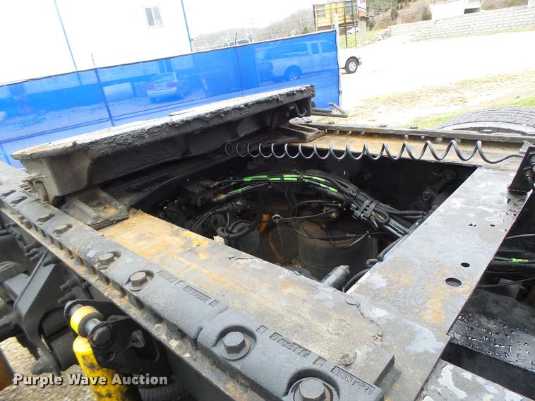 image for item DB1303 2006 Volvo VNL semi truck