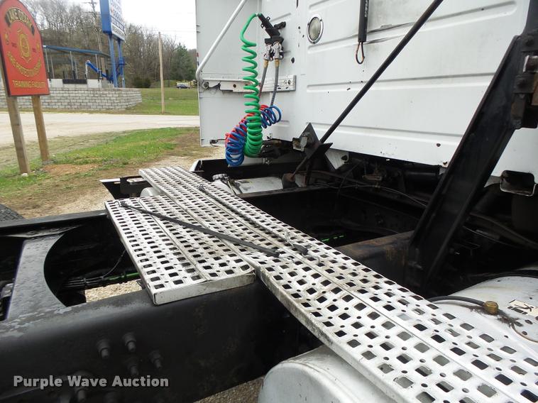 image for item DB1303 2006 Volvo VNL semi truck