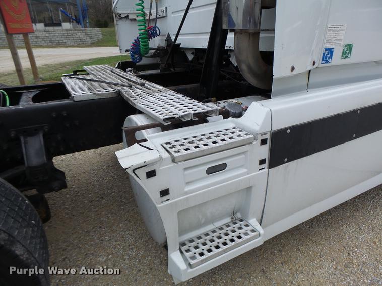 image for item DB1303 2006 Volvo VNL semi truck