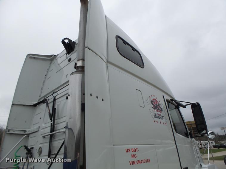 image for item DB1303 2006 Volvo VNL semi truck