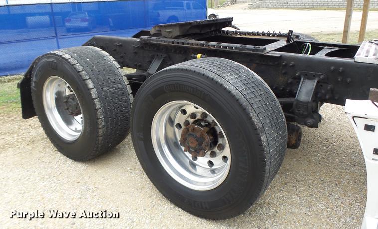 image for item DB1303 2006 Volvo VNL semi truck