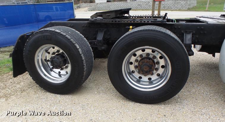 image for item DB1303 2006 Volvo VNL semi truck