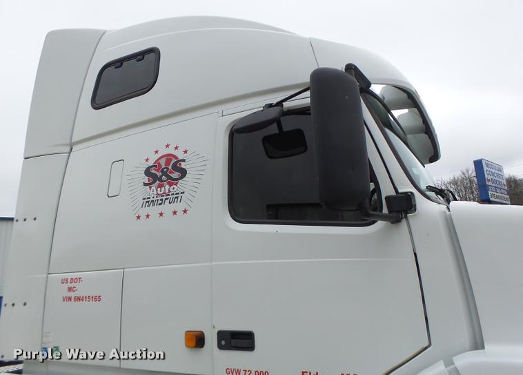 image for item DB1303 2006 Volvo VNL semi truck