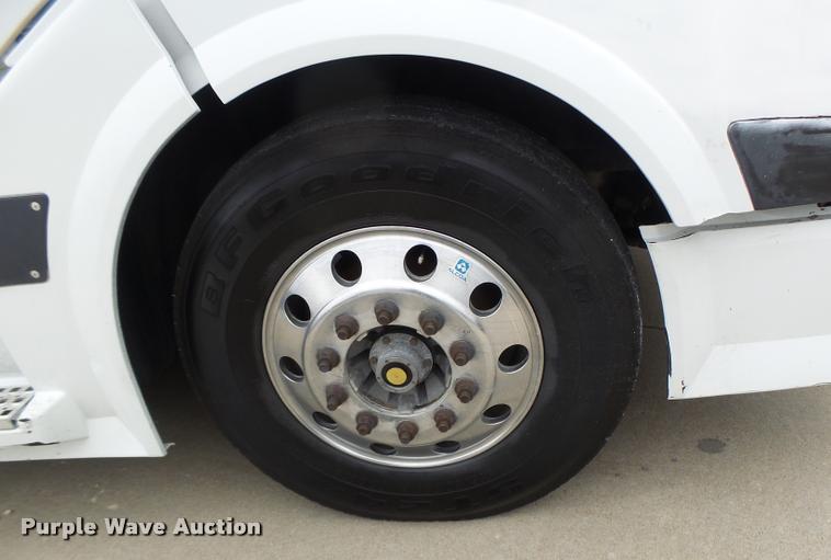 image for item DB1303 2006 Volvo VNL semi truck