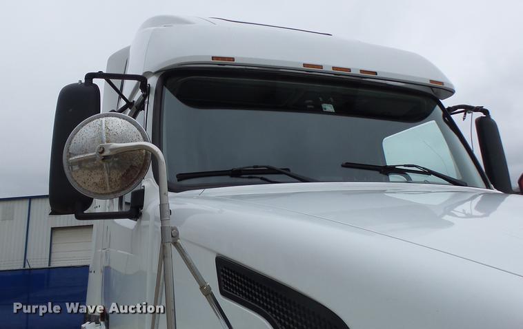 image for item DB1303 2006 Volvo VNL semi truck