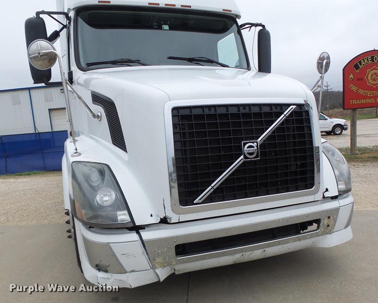 image for item DB1303 2006 Volvo VNL semi truck