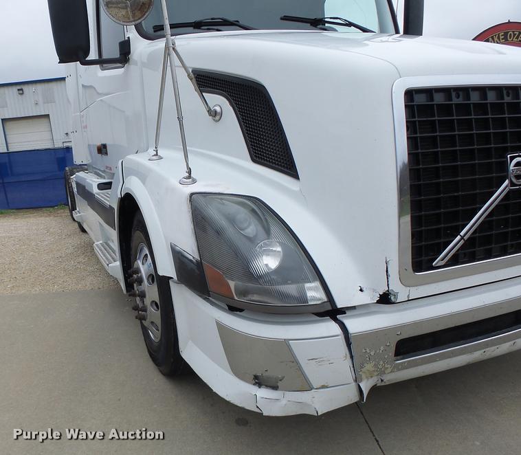 image for item DB1303 2006 Volvo VNL semi truck