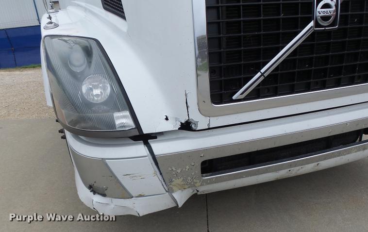 image for item DB1303 2006 Volvo VNL semi truck