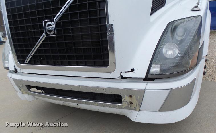 image for item DB1303 2006 Volvo VNL semi truck