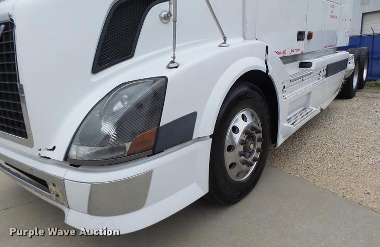 image for item DB1303 2006 Volvo VNL semi truck