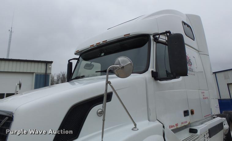 image for item DB1303 2006 Volvo VNL semi truck