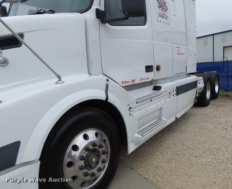 image for item DB1303 2006 Volvo VNL semi truck