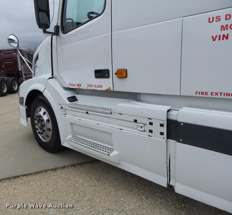 image for item DB1303 2006 Volvo VNL semi truck