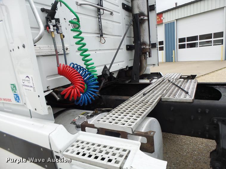 image for item DB1303 2006 Volvo VNL semi truck