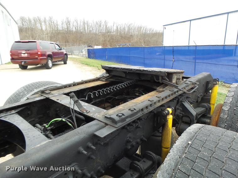 image for item DB1303 2006 Volvo VNL semi truck