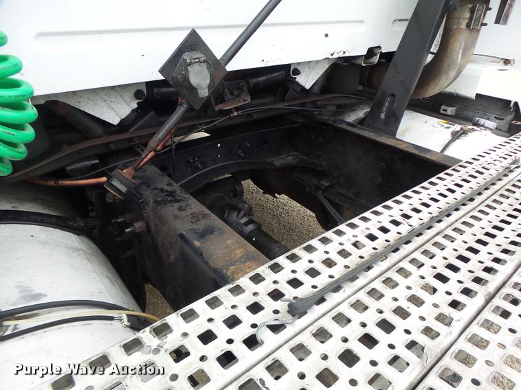 image for item DB1303 2006 Volvo VNL semi truck