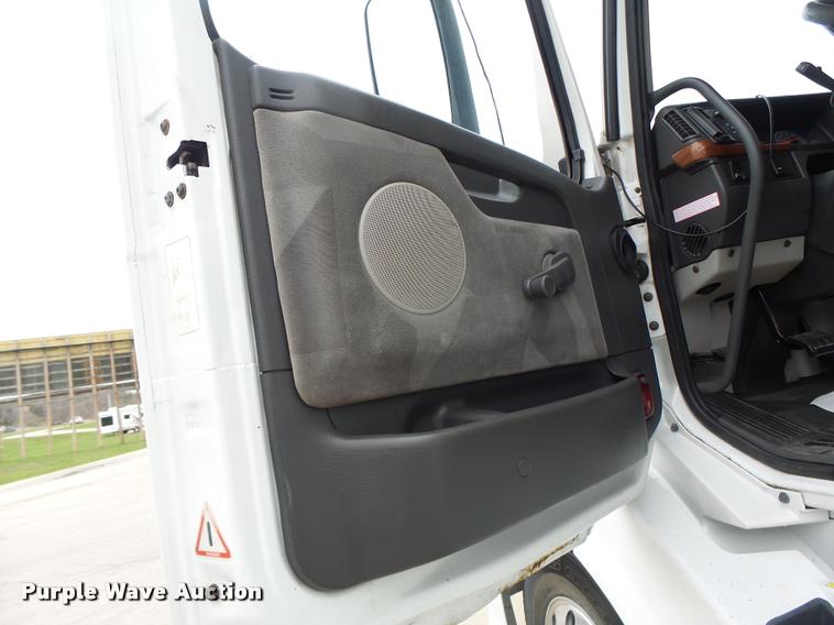 image for item DB1303 2006 Volvo VNL semi truck