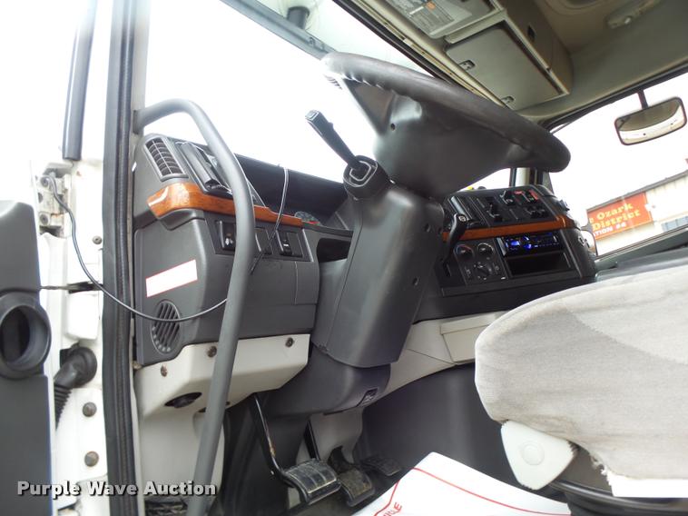 image for item DB1303 2006 Volvo VNL semi truck