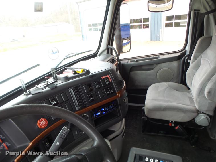 image for item DB1303 2006 Volvo VNL semi truck