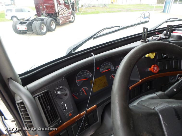 image for item DB1303 2006 Volvo VNL semi truck