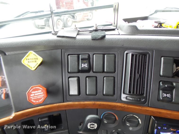 image for item DB1303 2006 Volvo VNL semi truck