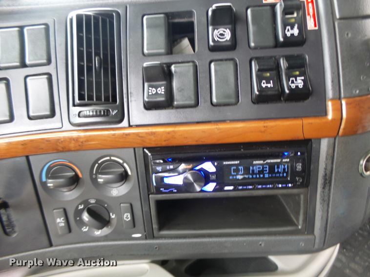 image for item DB1303 2006 Volvo VNL semi truck