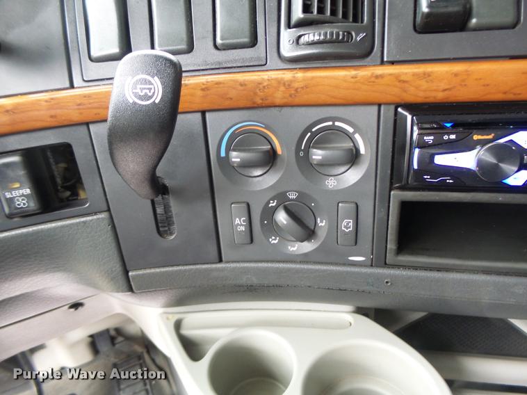 image for item DB1303 2006 Volvo VNL semi truck