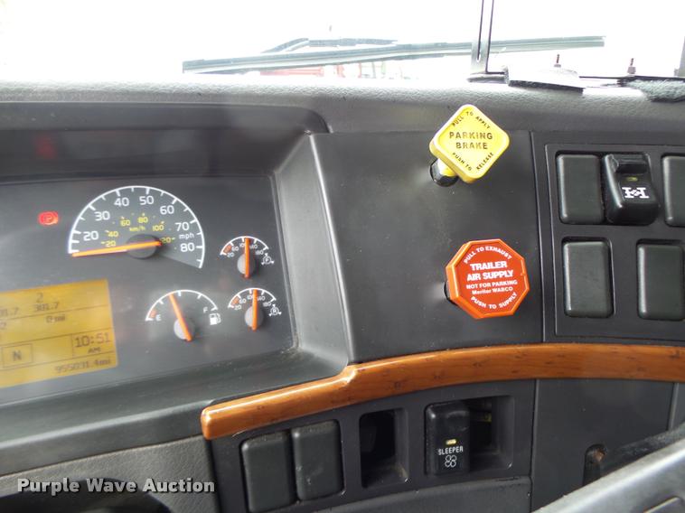 image for item DB1303 2006 Volvo VNL semi truck