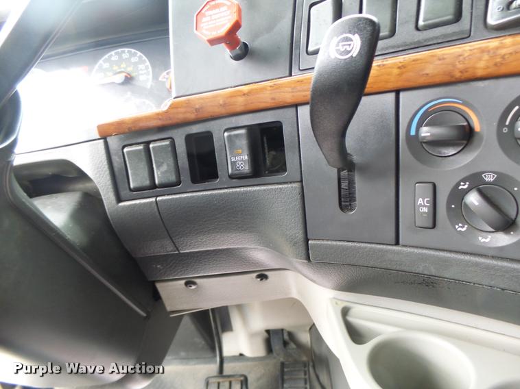 image for item DB1303 2006 Volvo VNL semi truck