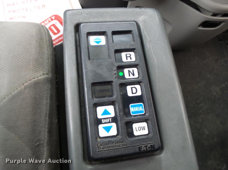 image for item DB1303 2006 Volvo VNL semi truck