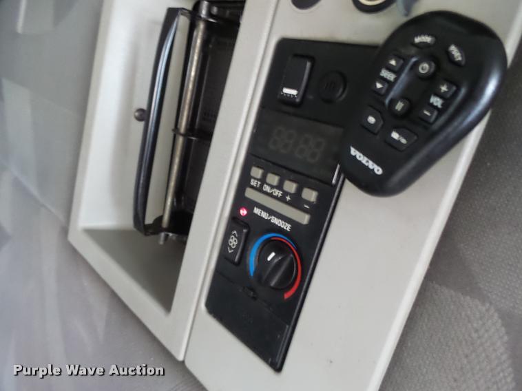 image for item DB1303 2006 Volvo VNL semi truck