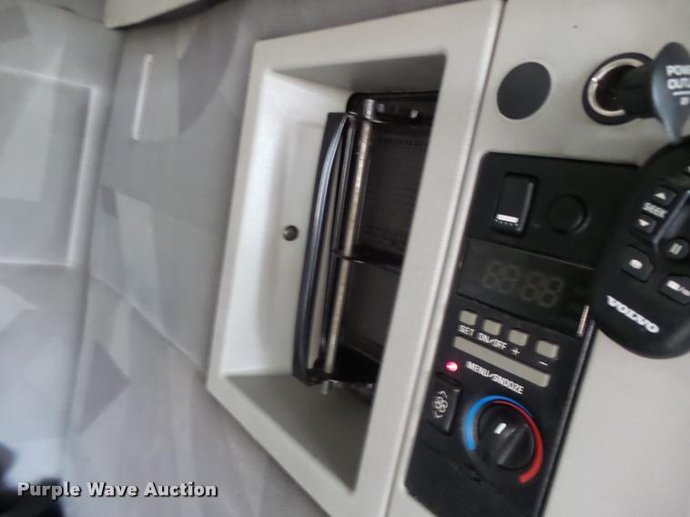 image for item DB1303 2006 Volvo VNL semi truck