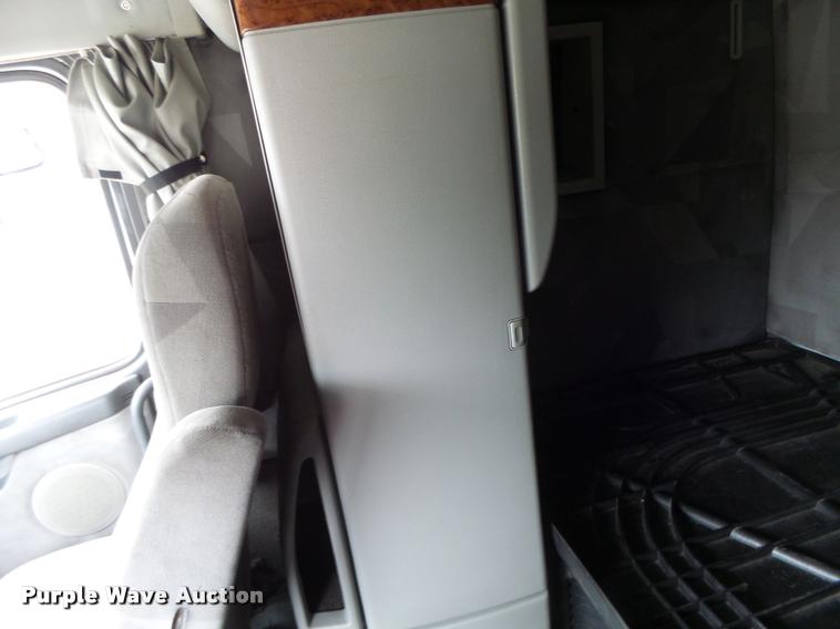 image for item DB1303 2006 Volvo VNL semi truck