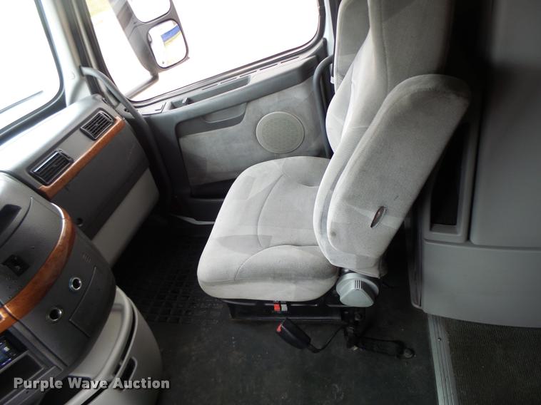 image for item DB1303 2006 Volvo VNL semi truck