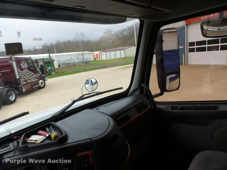 image for item DB1303 2006 Volvo VNL semi truck